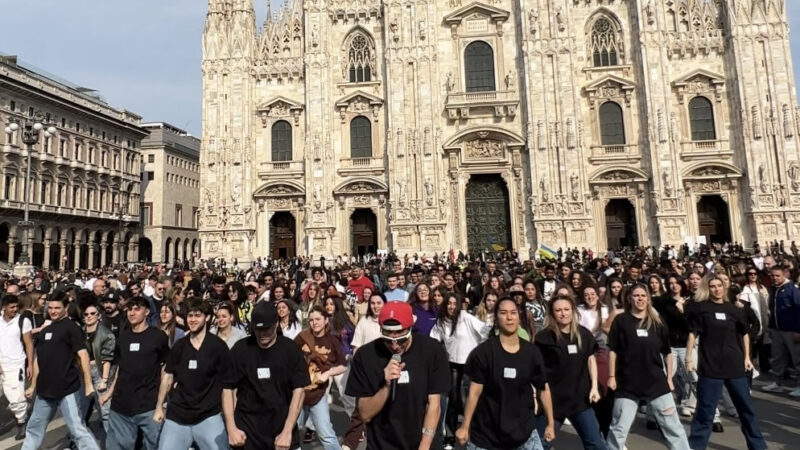 Il flashmob di Federico Baroni con 50 ballerini invade Milano per lanciare il nuovo singolo “PANICO”