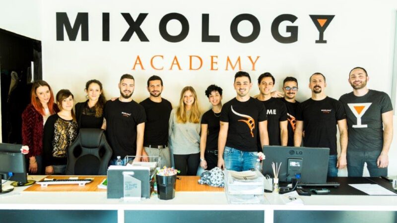 Vita da barman/barlady: Lavoro per giovani e non solo grazie alla Mixology Academy