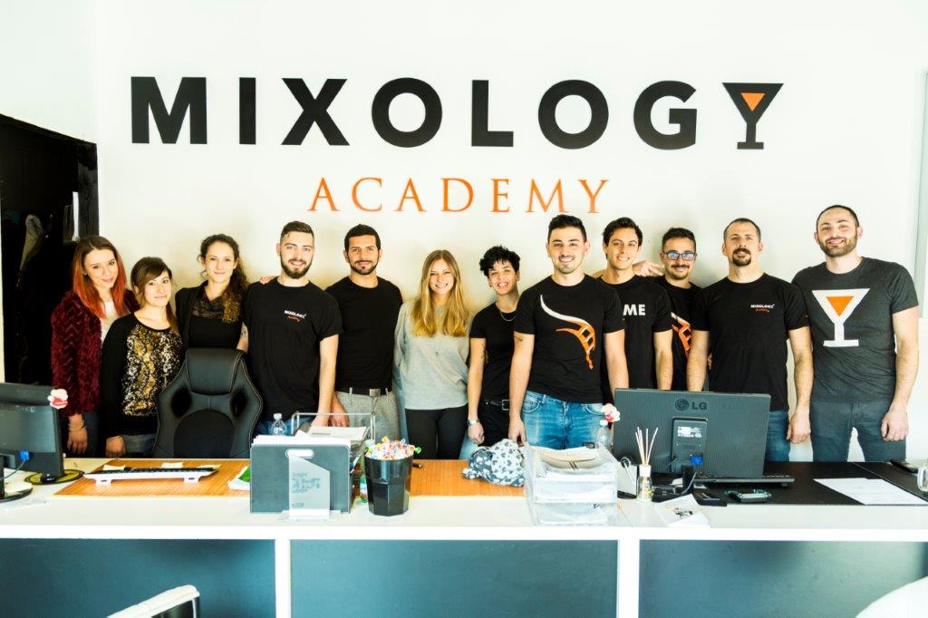 Vita da barman/barlady: Lavoro per giovani e non solo grazie alla Mixology Academy