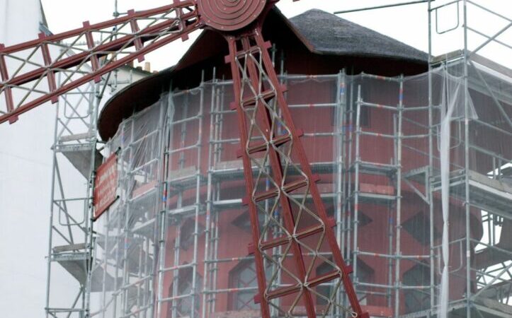 Parigi, si staccano le pale del Moulin Rouge. Nessun ferito