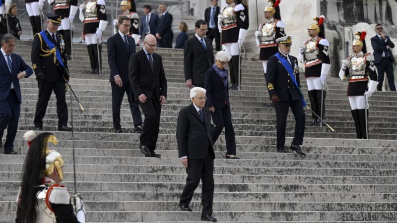 25 Aprile, Mattarella depone corona di fiori all’Altare della Patria