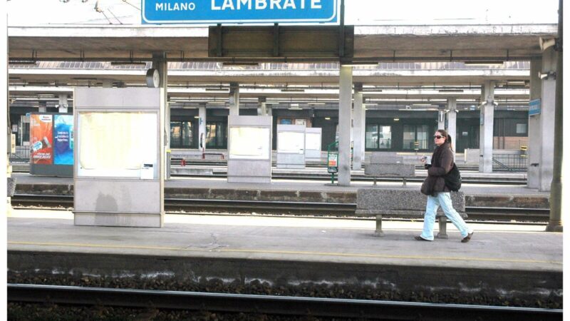 Poliziotto accoltellato alla stazione di Milano Lambrate, è grave