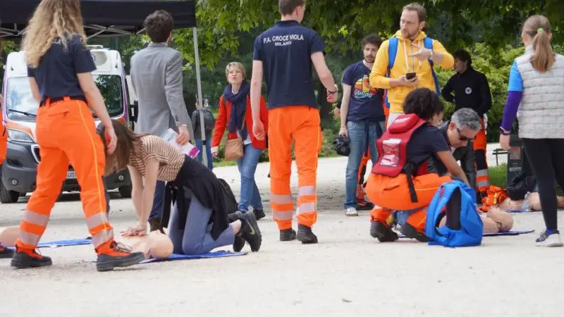 Croce Viola insegna il primo soccorso nei parchi milanesi