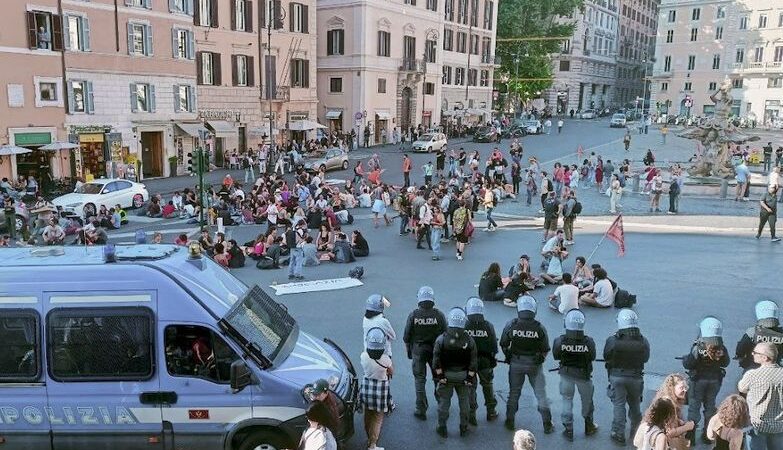 Flash mob di Ultima Generazione in piazza Barberini a Roma