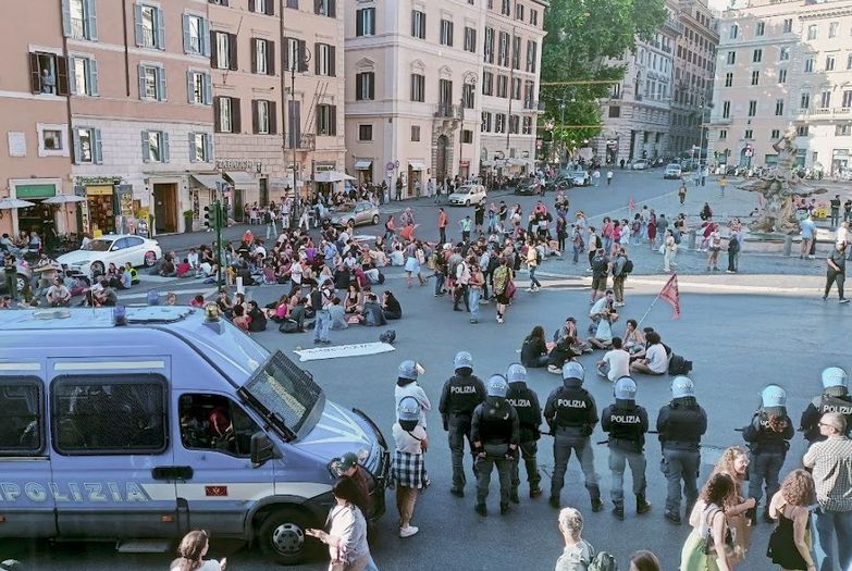 Flash mob di Ultima Generazione in piazza Barberini a Roma