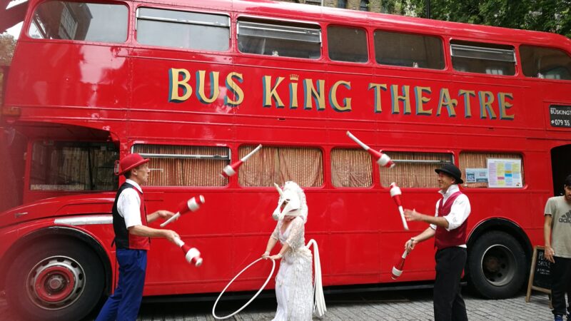 Bus Theater Mania, gli spettacoli itineranti arrivano per la prima volta a Milano grazie a Hendrick’s Gin