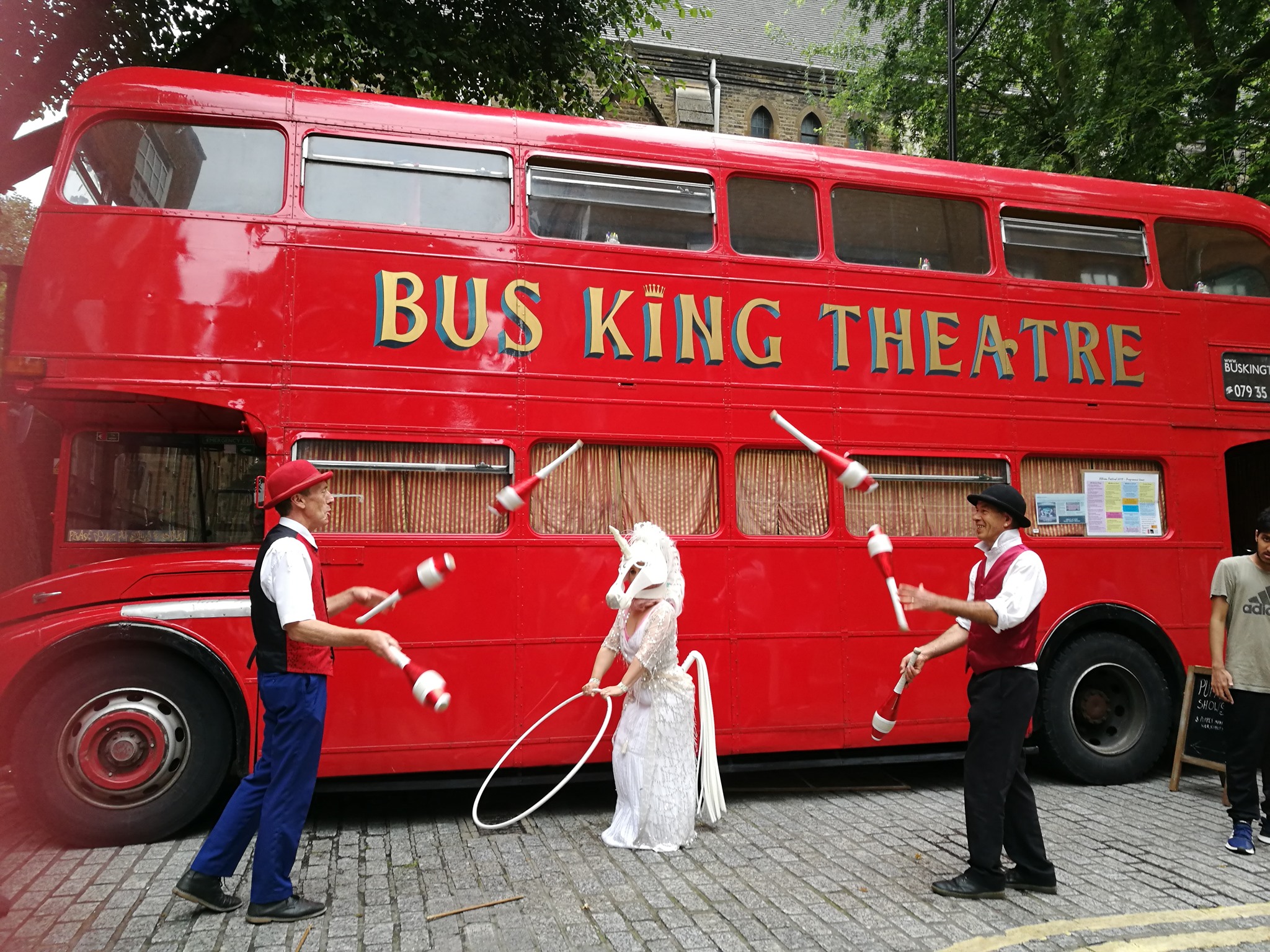 Bus Theater Mania, gli spettacoli itineranti arrivano per la prima volta a Milano grazie a Hendrick’s Gin