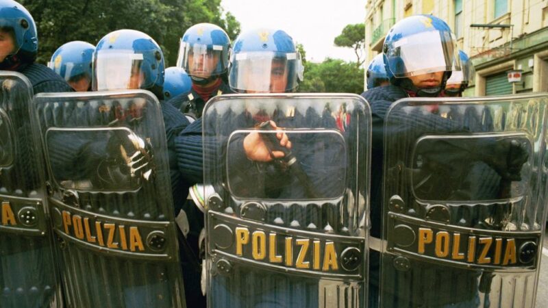 Scontri a Bologna durante gli sgomberi, 23 misure per membri collettivi