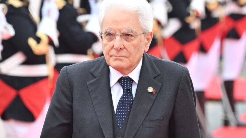 Mattarella consegna il tricolore per Parigi 2024