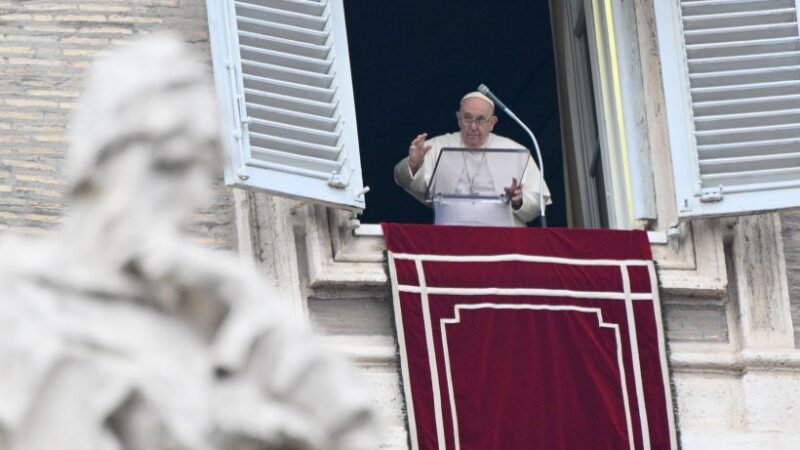 Papa “Non cessiamo di pregare per la pace”