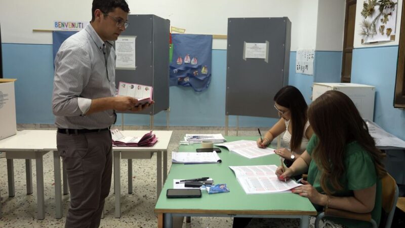 Ballottaggi, riaperti i seggi. Si vota fino alle 15. Affluenza in calo