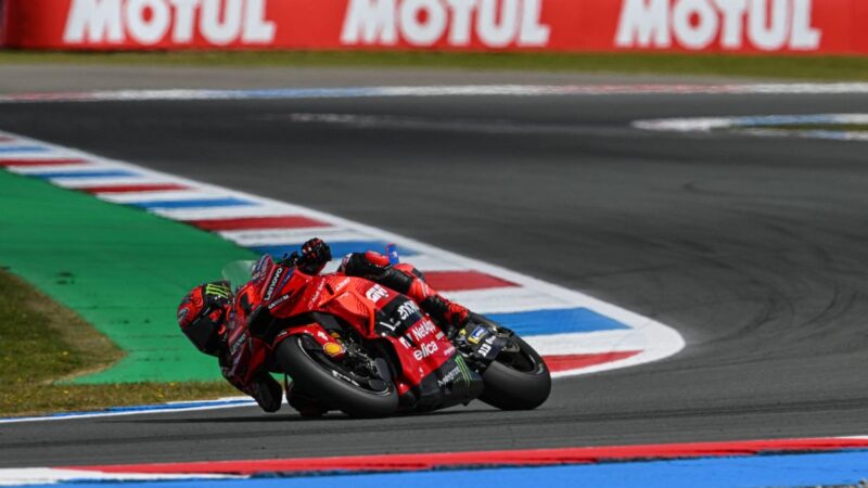 Pole da record per Bagnaia ad Assen, Martin e Vinales in prima fila