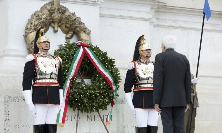 Mattarella depone corona d’alloro all’Altare della Patria