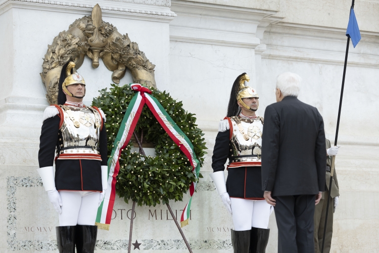 Mattarella depone corona d’alloro all’Altare della Patria