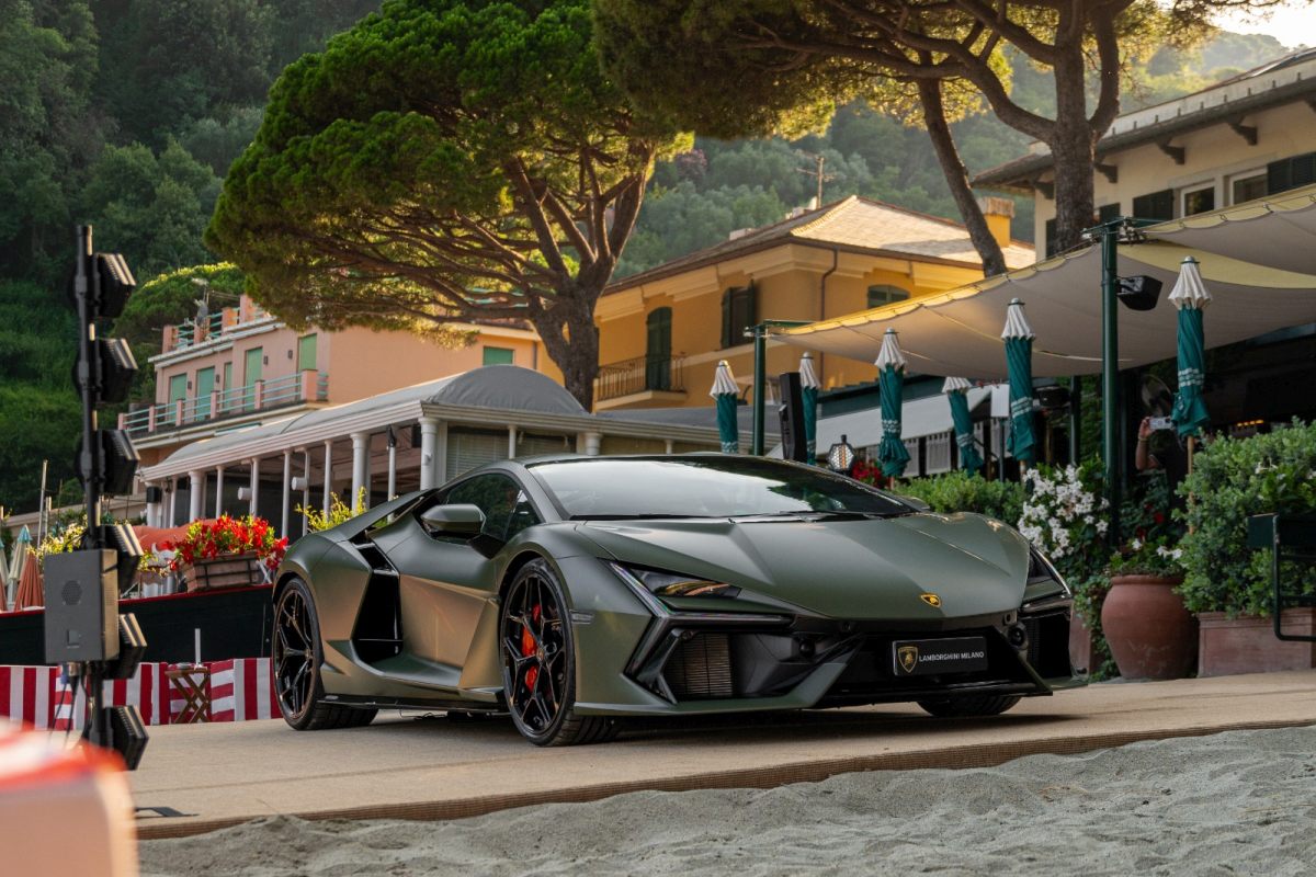 Lamborghini Milano porta la Revuelto V12 ibrida in riva al mare