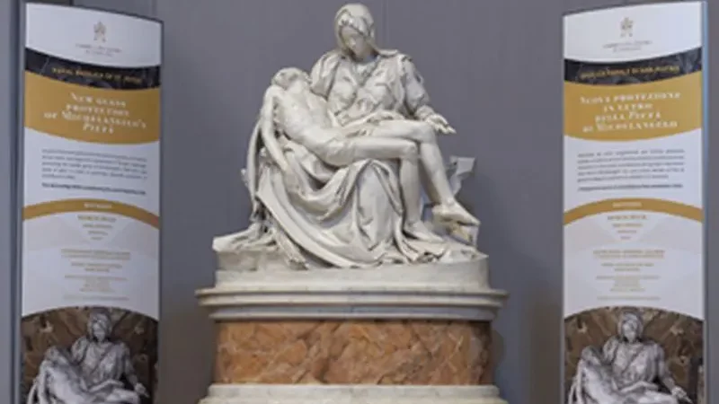 Al via sotituzione diaframma di protezione della Pietà di Michelangelo