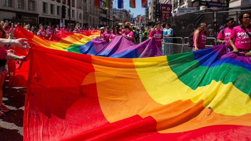 Report Booking.com, 59% dei viaggiatori LGBTQ+ ha subito discriminazioni