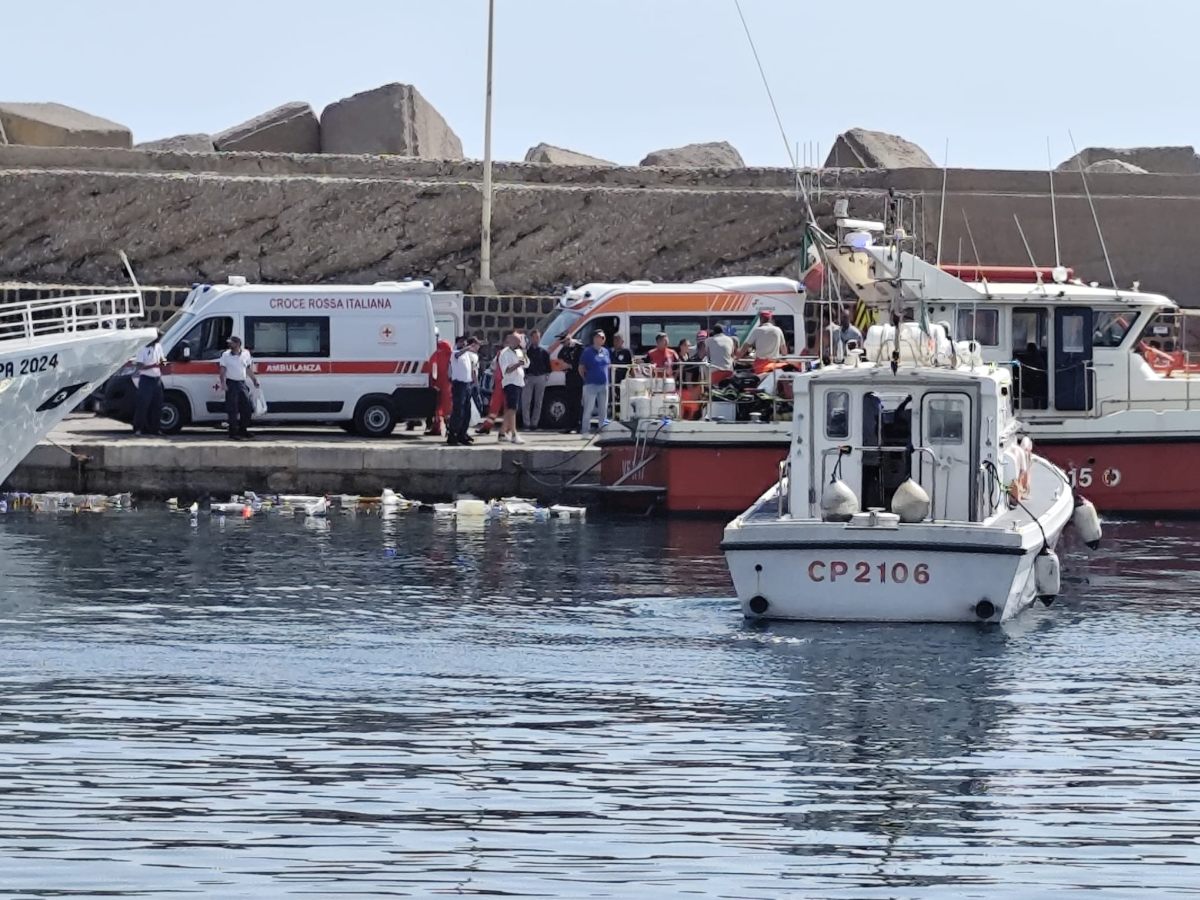 Barca a vela affonda nel Palermitano, un morto e sei dispersi