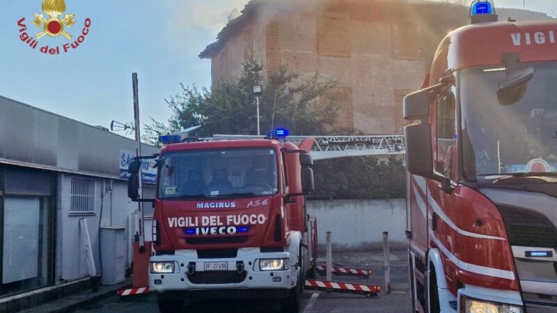 Roma, maxi rogo di sterpaglie a Cinecittà. Feriti 4 soccorritori