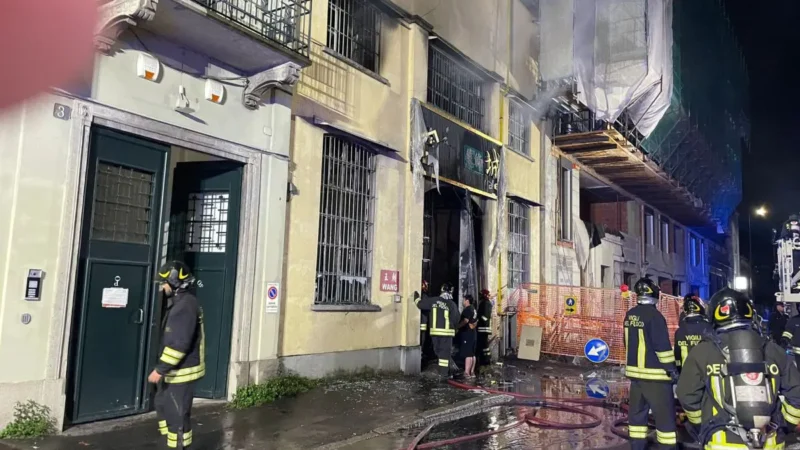 Incendo in un emporio cinese a Milano, morti tre giovani