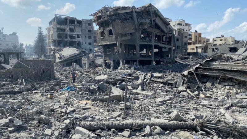 Raid notturni su Gaza, una decina di vittime civili palestinesi