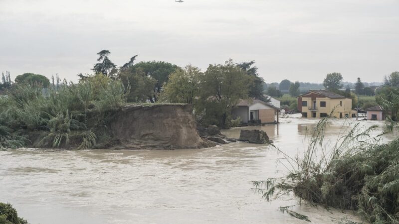 Alluvione in Emilia-Romagna, la pioggia dà un pò di tregua ma resta allerta rossa