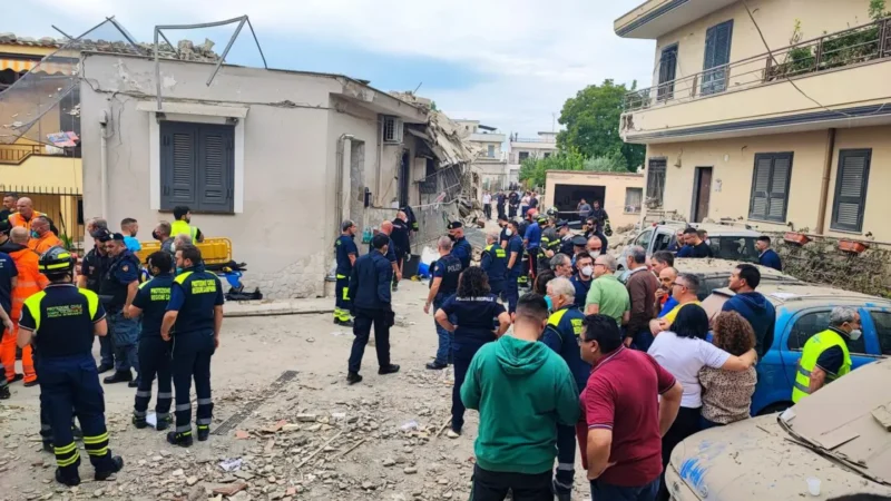 Crolla palazzina nel napoletano, 4 morti tra cui due bimbi. Due i superstiti