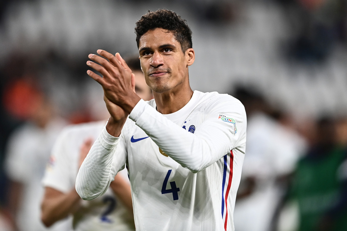 Varane annuncia il ritiro “Fiero del mio viaggio, resterò al Como”