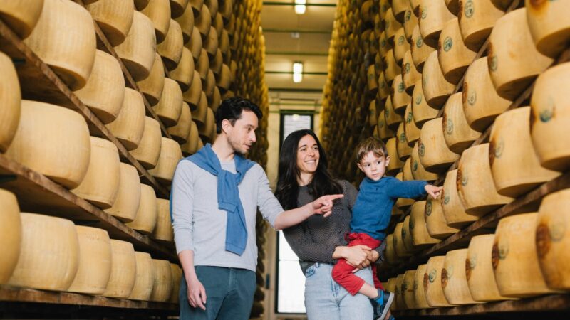 Parmigiano Reggiano, nel weekend tornano i “Caseifici aperti”