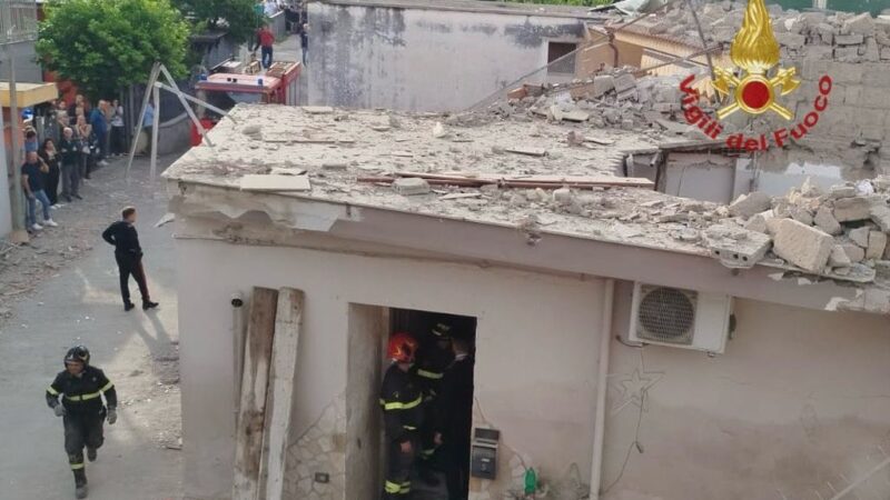 Crolla palazzina nel napoletano, morti due bambini. 2 persone estratte vive. 2 dispersi