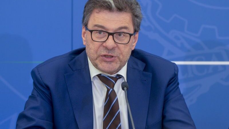 Giorgetti “Soddisfazione per avanzo primario positivo, debito un fardello”