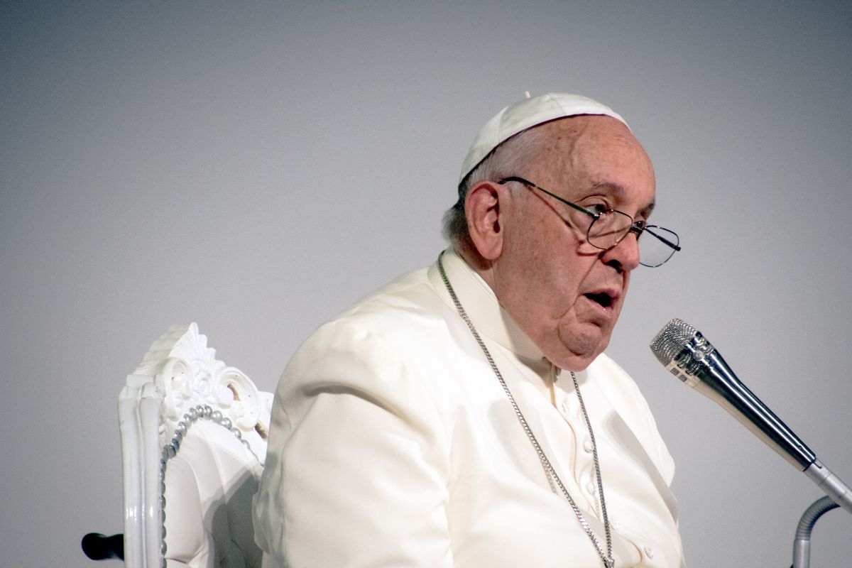 Papa Francesco “Preghiamo per i popoli che soffrono per la guerra”