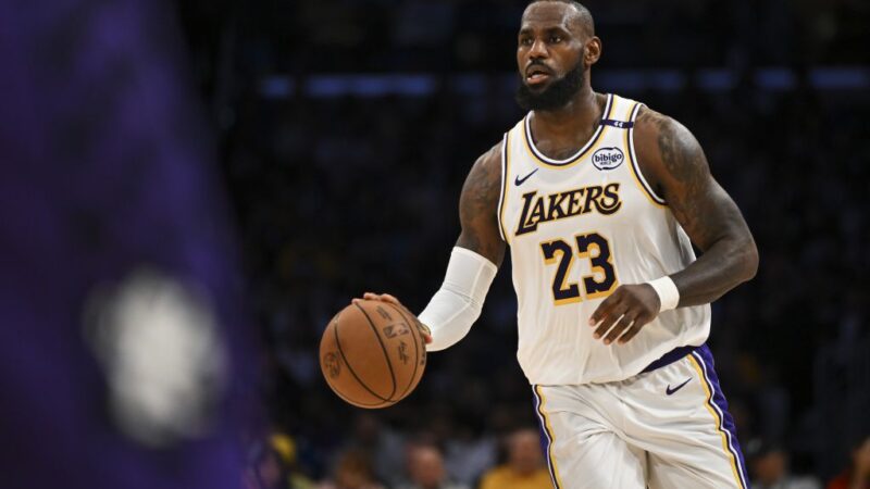 Nba, tris dei Lakers con un super Lebron James