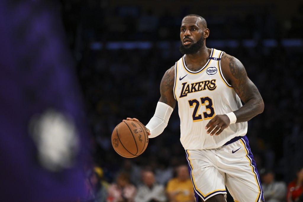 Nba, tris dei Lakers con un super Lebron James