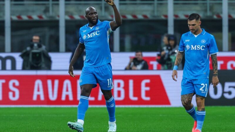 Il Napoli vola con Lukaku e Kvara, piegato 2-0 il Milan