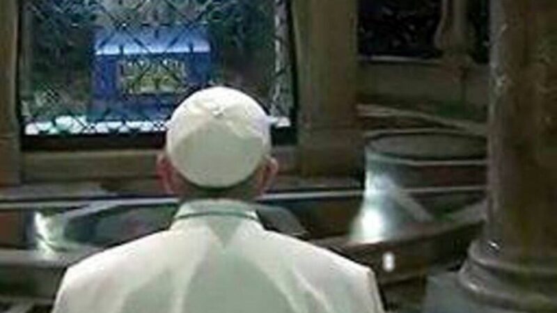 Defunti, Papa Francesco sceglie momento di silenzio al posto dell’Omelia