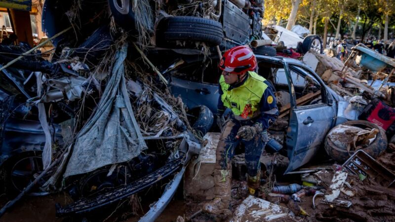 Alluvione Valencia, si scava in parcheggio-trappola sommerso dal fango