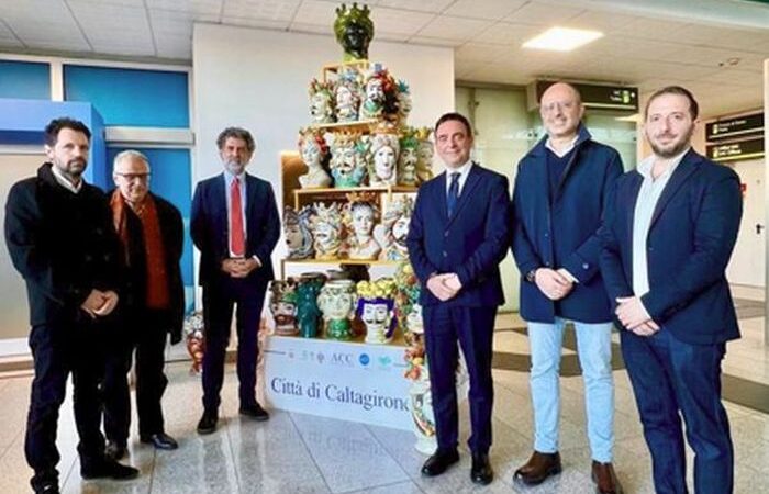 All’aeroporto di Catania un albero di Natale con decine di teste di moro