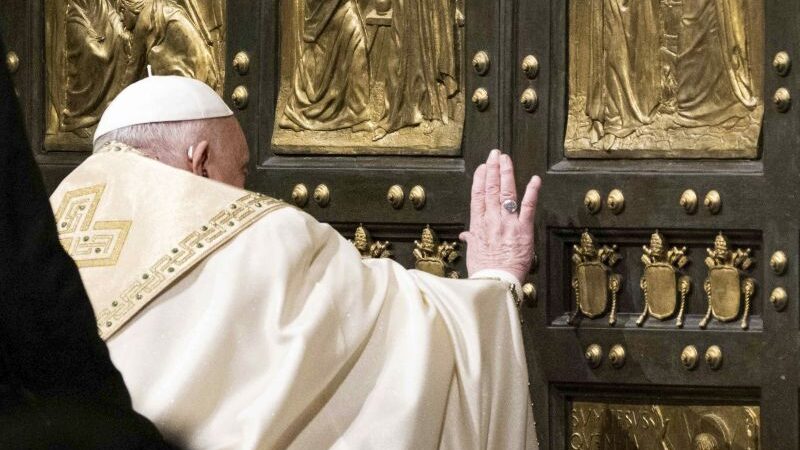 Giubileo, il Papa apre la porta di Rebibbia, “La speranza non delude”