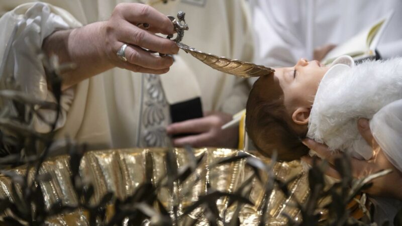 Papa Francesco battezza 21 bambini nella Cappella Sistina