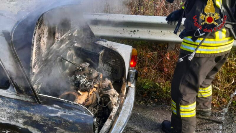 Avellino, auto in fiamme, salvo un 74enne