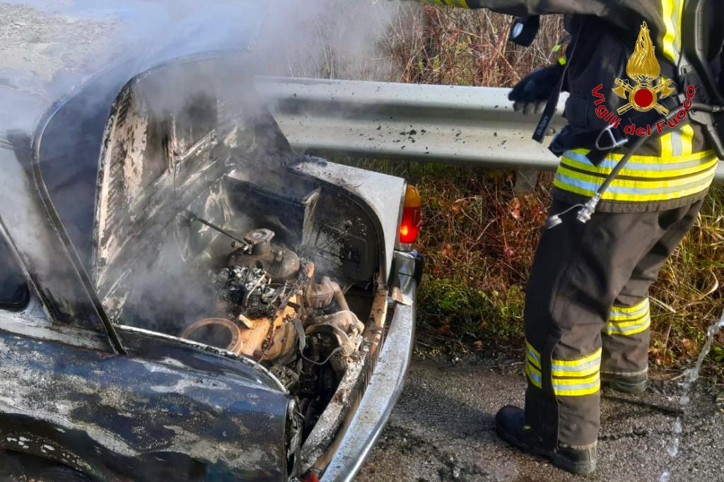 Avellino, auto in fiamme, salvo un 74enne