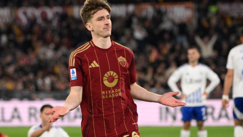 La Roma piega il Como 2-1 con Saelemaekers e Dovbyk