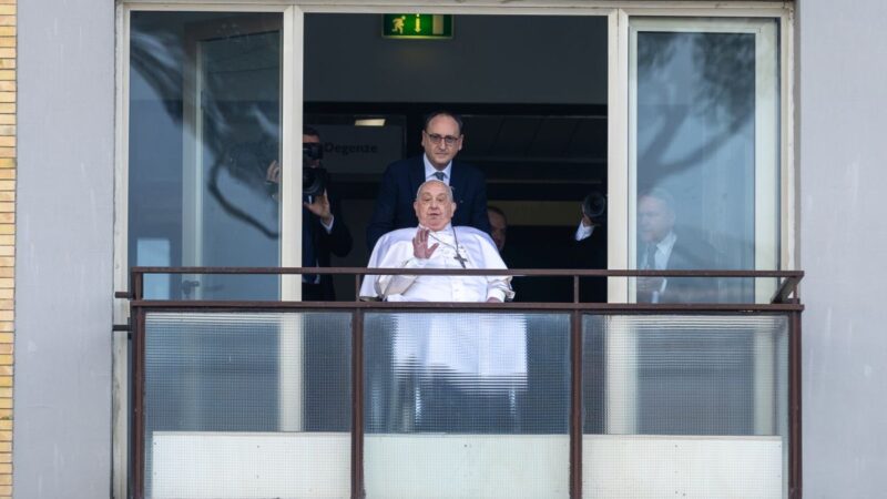 Papa Francesco “Grazie per vostre preghiere, ditele anche per la pace”