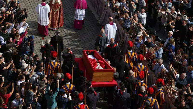 Papa, il feretro nella Basilica di San Pietro