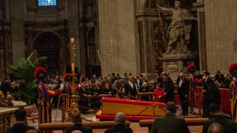 Papa Francesco, già oltre 128mila fedeli per l’ultimo saluto