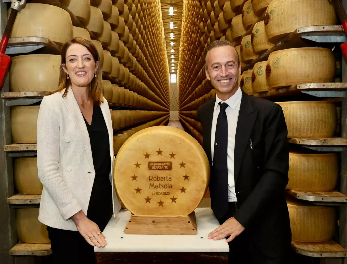 Metsola in visita a un caseificio Dop del Parmigiano Reggiano