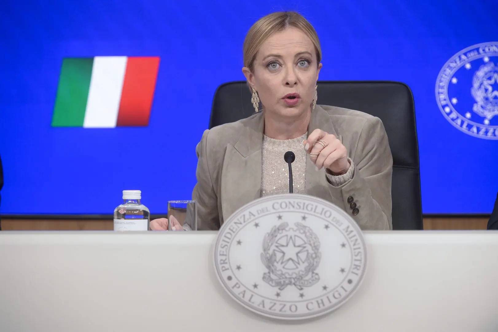 Via libera dal Cdm alla Manovra da 18,7 miliardi. Meloni “Seria ed equilibrata” / Video