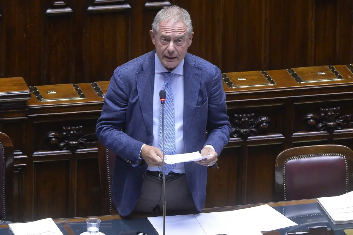 Ex Ilva, Urso “Nessun piano di chiusura per lo stabilimento di Genova Cornigliano”