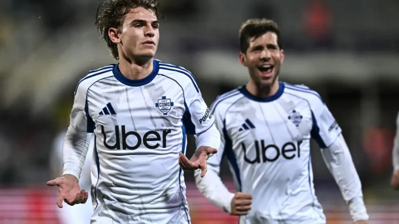 Il Como vince 3-1 in rimonta a Firenze, ai quarti contro il Napoli